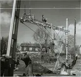 Kontaktledningsbrygga håller på att hissas.