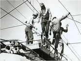 Installation av kontaktledning av från vänster Mats Andersson, Uno Andersson, Henning Öhlin samt Åke Larsson.