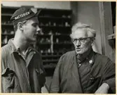 Två verkstadsarbetare vid Trafikaktiebolaget Grängesberg - Oxelösunds Järnväg, TGOJ verkstad i Eskilstuna.