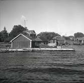 Figeholms skärgård, Örö sjöbodar och bryggor med förtöjda båtar.