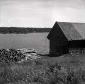 Misterhults socken, Kärrviks hamn, med timmer och sjöbod.