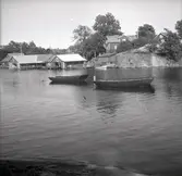 Misterhults socken, Älö. bostadshus och ekonomibyggnad samt pråmar för transport av kreatur.