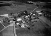 Flygfoto över Nävelsjö och Navelsjö kyrka i Vetlanda kommun, Jönköpings län. Nr: 444/1957