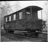 Liten personvagn på smalspår.