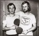 Från vänster Willis Nordhäger, Eskilstuna och Jan-Erik Johansson, Oxelösund. Finalister i motionsklassen i en bordtennisturnering. Järnvägens idrottsförening.