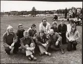 Porträttbild vid Grängesmästerskapen i orientering 1975 i Eskilstuna. Arrangör var Järnvägens Idrottsförening. Bakre raden från vänster: Ove Johansson, Gruvan Stråssa, Karl-Robert Moqvist, Nyby, J O Pettersson, OJ, Holger Eklöv, Nyby, Anders Lindeborg, TGOJ, Inga-Karin Nynabb, Metallverken och Anita Arrenius, Veda Skultuna. Främre raden från vänster Henry Johansson, Finspång, Bert Vesterlind, Nyby, Helge Gustavsson, TGOJ, Eva-Karin Nilsson, Nyby. Alla vinnare i sina klasser.