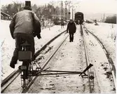 Banarbete efter linjen under vinterförhållanden.