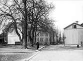 Väster om Västra Holmgatan, där denna mötte Kålgårdsgatan, låg Hjertmanskärr med sina lustigt rutade fönster. Huset ägdes av skomakare C. H. Linell, som också bodde i det. Byggnaden flyttades till Gelbgjutaregatan 20-22 i Jönköping. Utmed gatan patrullerar en poliskonstapel.