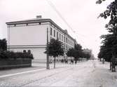 Barnarpsgatan 46 i Jönköping. Det var Arbetshuset stadens fattigvårdsanstalt. Huset ritades av J. F. Wijnbladh och togs i bruk 1872. Den korsande gatan är Gjuterigatan.
