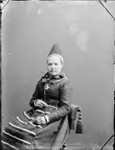 Ateljéporträtt - kvinna klädd i folkdräkt från Dalarna