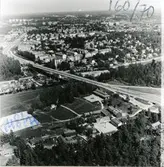 Vallby, Västerås.
Flygfoto över Vallby friluftsmuseum och en del av staden, 1970.
160/70.