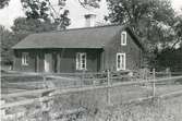 Vallby, Västerås.
Vallby nr 4, mangården, gammal parstuga, 1933.