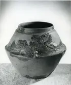 Vallby, Västerås.
Stadsäga 1044. Lerkärl.