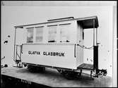 Glafva Glasbruk, personvagn är lastad på Bergslagernas Järnväg, BJ godsvagn 4729.