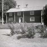 Misterhults socken, bostadshus med sadeltak och träpanel i Tjustgöl.