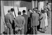 Personal från Stockholms stadsbyggnadskontor i samspråk vid ritningar på tunnelbanan som byggdes i Stockholm år 1946.
