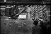 Grävmaskin och personal från Stockholms stadsbyggnadskontor i tunnel vid tunnelbanebygget i Stockholm 1946.