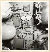 Torpedrum. BB sida sedd från CL. Djupmätare, klinometeroch handmanöverering av förl.hor. roder.