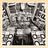 Dieselmotorrum. Taket och manometertavlor på man.platsen.