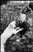 Pojke med vit hund