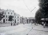 Kristinedalspartiet vid Kungsgatan mitt för Pilgatan i Jönköping. Stenhuset ritades 1902 av August Atterström.