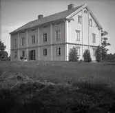 Misterhults socken, mangårdsbyggnad med träpanel och sadeltak i Gässhult.