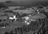 Flygfoto över Lemnhults kyrka i Vetlanda kommun, Jönköpings län.  Nr: 1213/1957