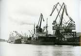Ryskt fartyg och hamnkranar.