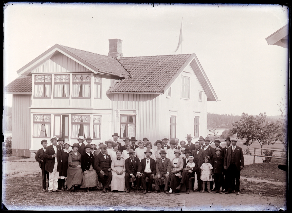 Oscar Färdig, Enligt noteringar: "19 juli 1921. Frisinnade föreningen på sommarmöte hos Anders Pettersson på Elseröd. Färden till mötet företogs delvis med roddbåt från Kaserna i Munkedal. Några av personerna identifierade: Rad 1: nr. 6 Anders Pettersson, Elseröd (i vit väst). Rad 2: Sören Grundberg (ung man i s…