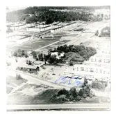 Råby i Västerås.
125/70 Råby med Fredriksberg från sydväst.
Med lada i förgrunden och bostadsområden på båda sidor.