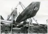 Arbetsbilder från båtfyndet i Gamla hamnen i Västerås, 1935.