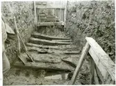 Västerås, Munkängen.
Arbetsbild från utgrävningen av båtfyndet i Gamla hamnen i Västerås, 1935.