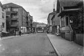 Frölundagatan i Mölndalsbro, Mölndal, i riktning mot öster.

Foto: H.L. (H. Lindenhag?)