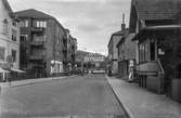 Frölundagatan i Mölndalsbro, Mölndal, i riktning mot öster.

Foto: H.L. (H. Lindenhag?)