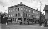 Vy från Göteborgsvägen mot Hantverkshuset i Mölndalsbro, Mölndal, 1930-1950-tal. Fasader mot Kungsbackavägen och Frölundagatan.