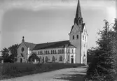 Lindome kyrka och kyrkogård på 1930-40-talet.