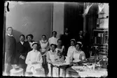 Hålhults sanatorium, interiör, gruppbild, personal, uppvaktning? femte från vänster stående syster Rut Larsson 1/7 1914 -> tredje från vänster sittande Hanna Johansson kökförest. 15/2 1913