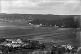 Vy över Kållered. Foto efter 1944. Det vita huset till vä. Gustaf Svenssons lanthandel, ersattes detta år av en ny byggnad. Den gamla fastigheten brann ner 1943. Foto från Brattåsberget.
Foto: H.L. (H. Lindenhag?).