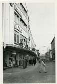 Västerås. Smedjegatan mot öster, från korsningen Torggatan. C:a 1960.