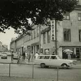 Västerås. Smedjegatan mot öster från Bondtorget i hörnet Köpmangatan.