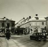 Västerås. Köpmangatan med korsningen Stora gatan. 1962.