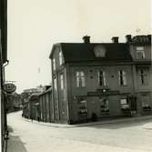 Västerås. Kungsgatan och Apoteket Bävern vid Bondtorget. 1964.