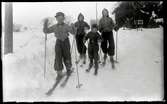 Fyra barn åker skidor