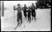 Fyra barn åker skidor