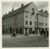 Västerås. Byggnad från 1915 i hörnet av Stora gatan/Kopparbergsvägen. 1957.
