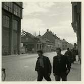 Västerås. Byggnaden utefter Stora gatan - i korsningen med Karlsgatan - rivs inför uppbyggnaden av Melkerkontoret. 1957.