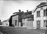 Medan stenhusen vid Vedtorget och gatuhusen mot Storgatan i Jönköping hyste lägenheter för bättre bemedlade, var Båtmansbacken sedan länge småfolkets och de fattigas bostadskvarter. Här syns västra sidan av Båtmansgränd, sedd mot söder. Husen revs på 1930-talet.