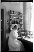 Hålahult sanatorium, interiör, kvinna vid mikroskop, laboratoriemiljö?