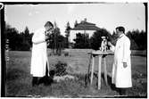 Hålahult sanatorium, exteriör, två män fotograferar en hund, manen vid hunden underläkare B.K Bertilsson 1/9 1913 - 15/8 1914 vid kameran O.T. Hellsten 1/7 1914, 31/8 1914