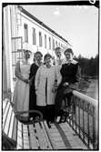 Hålahult sanatorium, exteriör, fem kvinnor på en balkong på en huvudbyggnad,  några har uniform